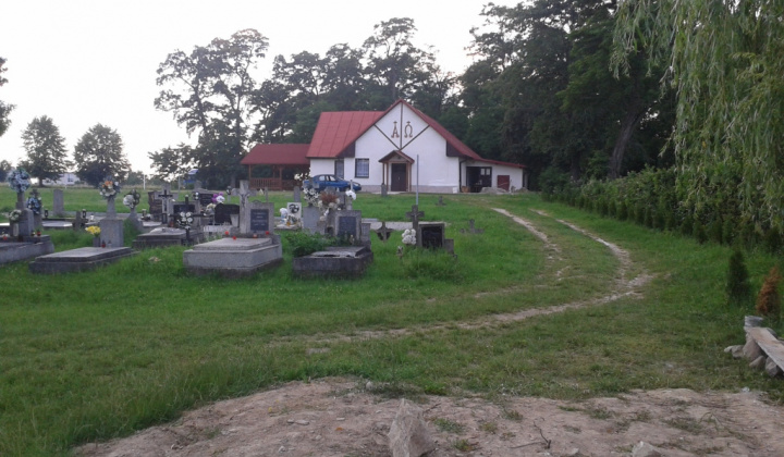 Príprava pietného miesta na cintoríne