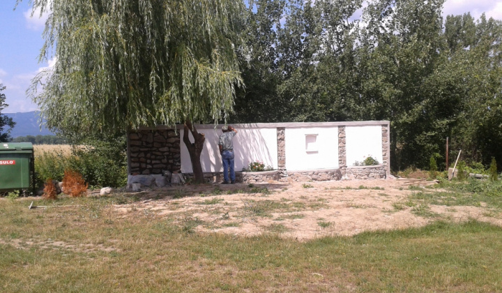 Príprava pietného miesta na cintoríne