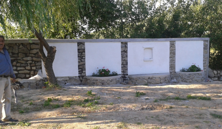 Príprava pietného miesta na cintoríne